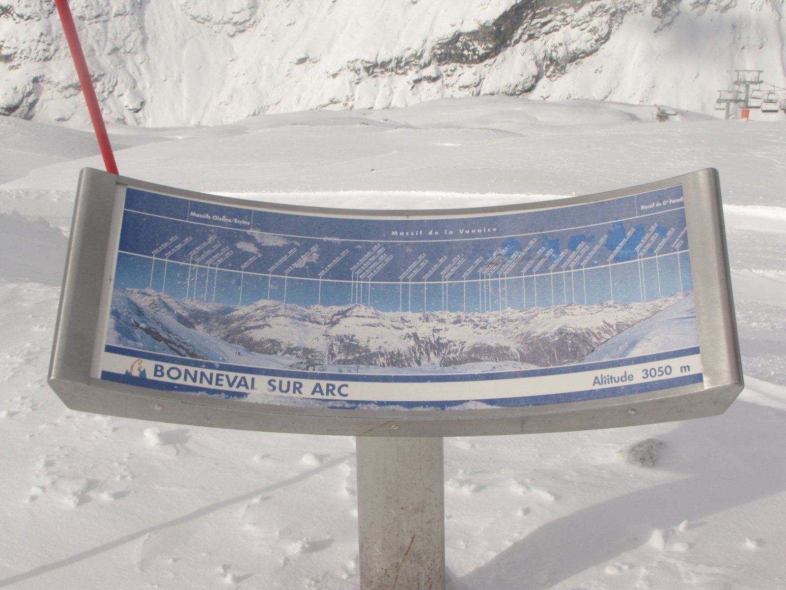 A térkép szerint 3000 m, a tábla szerint 3050 m magasan