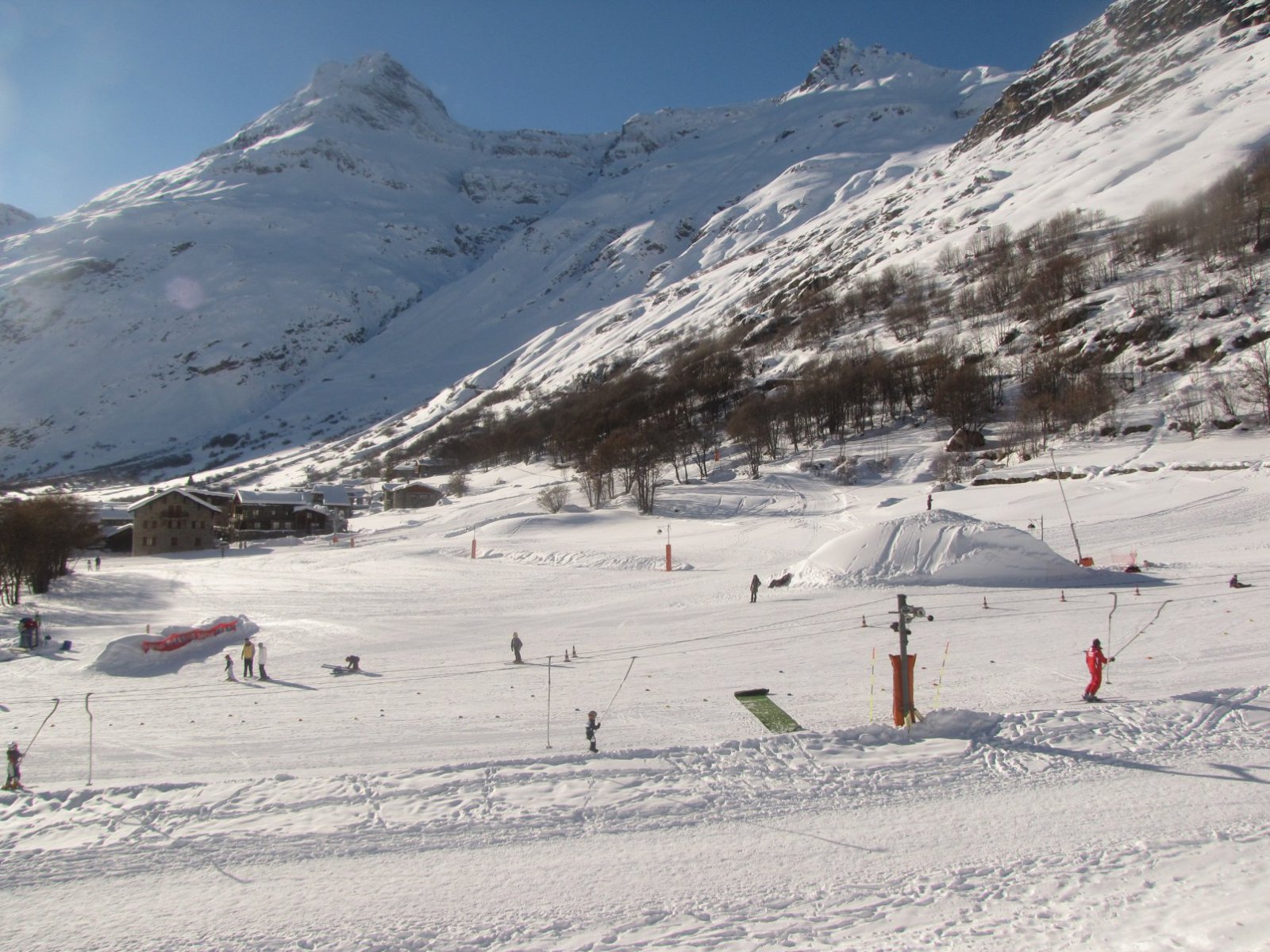 A falu szélén lévő bébipályák