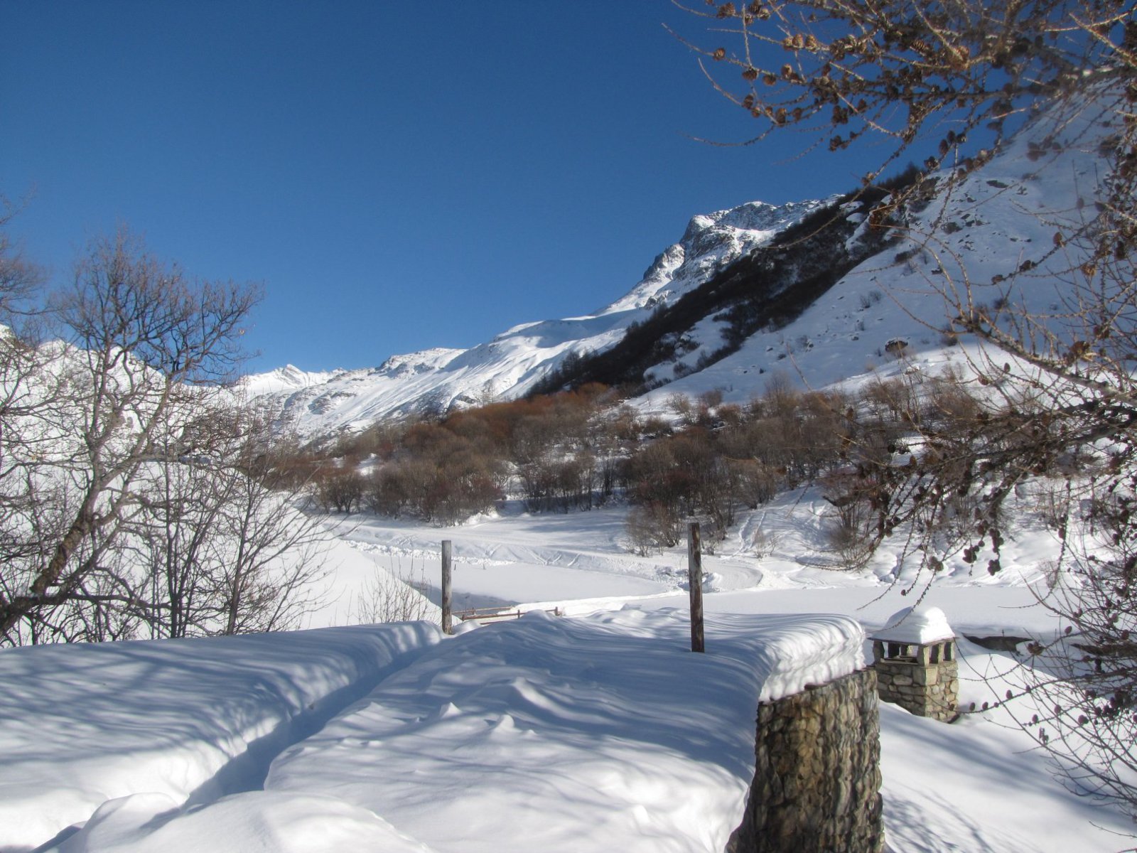 Bonneval, a buszmegálló és a sílift között