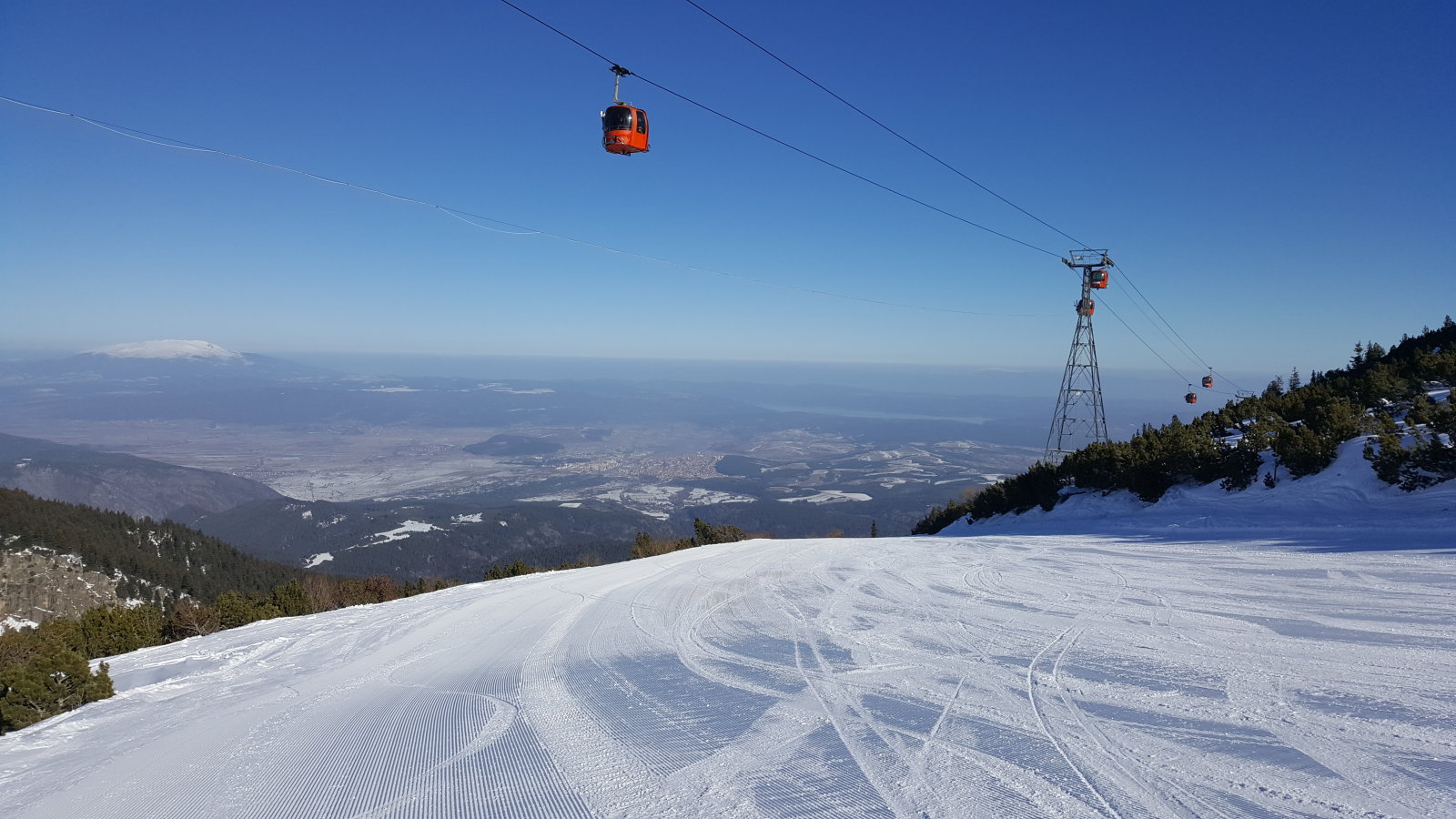 Kabinos felvonó a bulgáriai Borovec síterepen