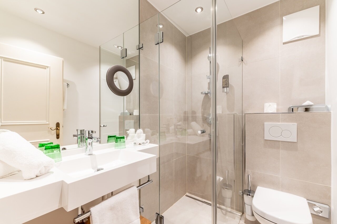 Klasszikus 2ágyas szoba fürdőszobája