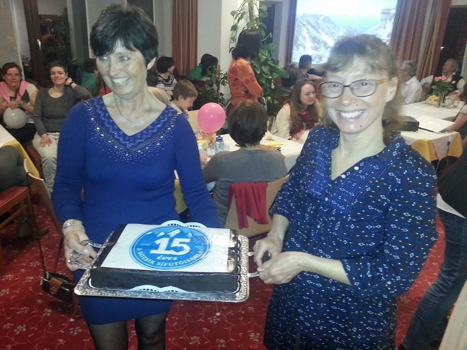 Gál Éva és Bozsik Anna a születésnapi tortával