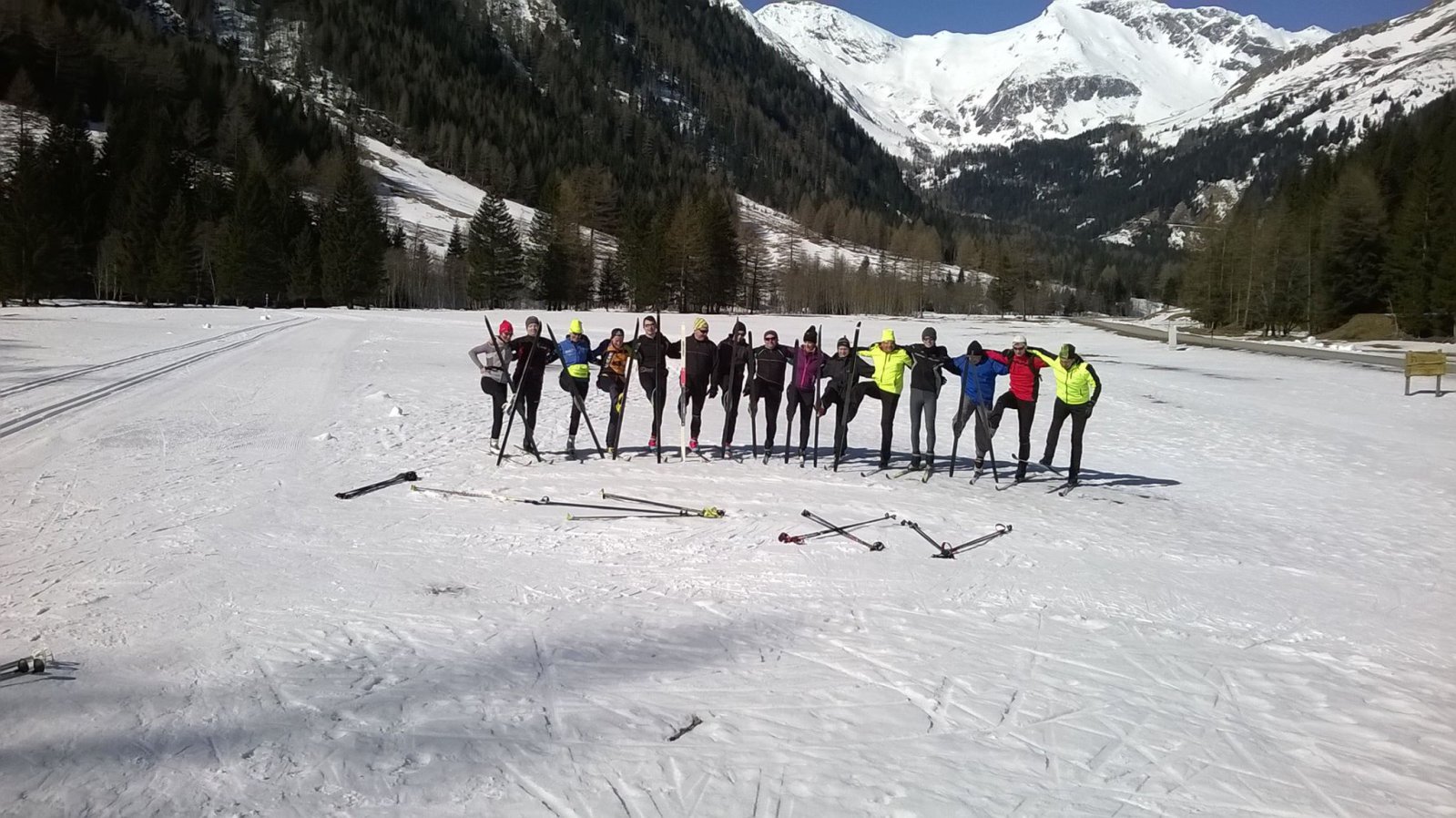 Az egyik felnőtt csapat 15. évfordulóra készült fotója