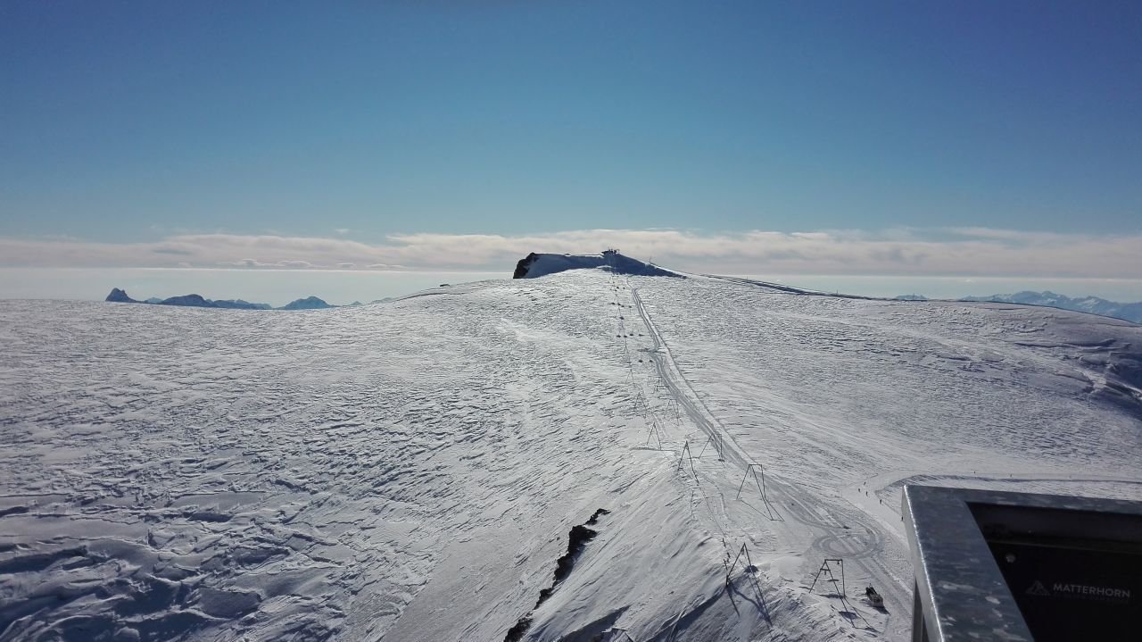 Kilátás a Klein Matterhornról (3883 méter) a Gobba di Rolin-ra (3889 méter), a síterep legmagasabb pontjai, az örök hó és fagy birodalma.