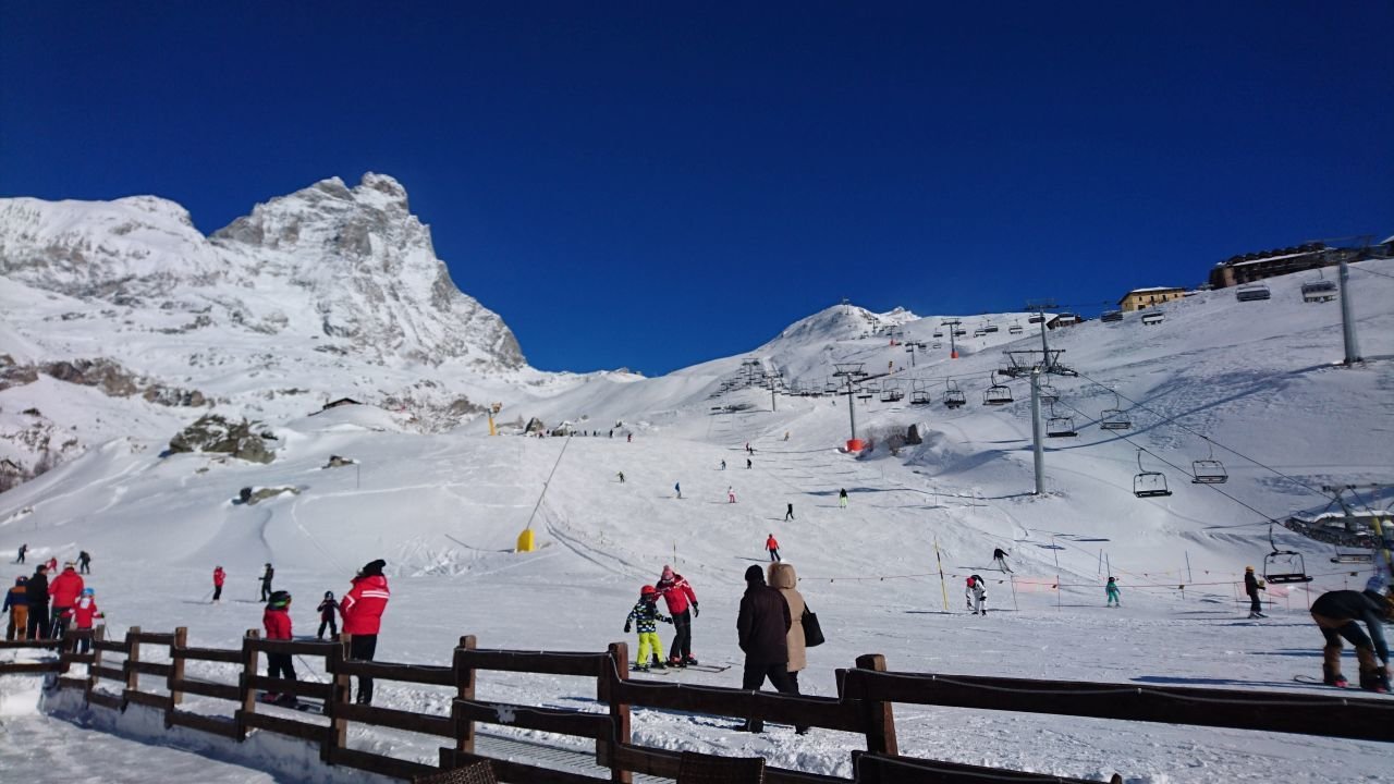 Breuil-Cervinia sípályái a Plain Maisonról felfelé nézve, kb. 2500 méteren.