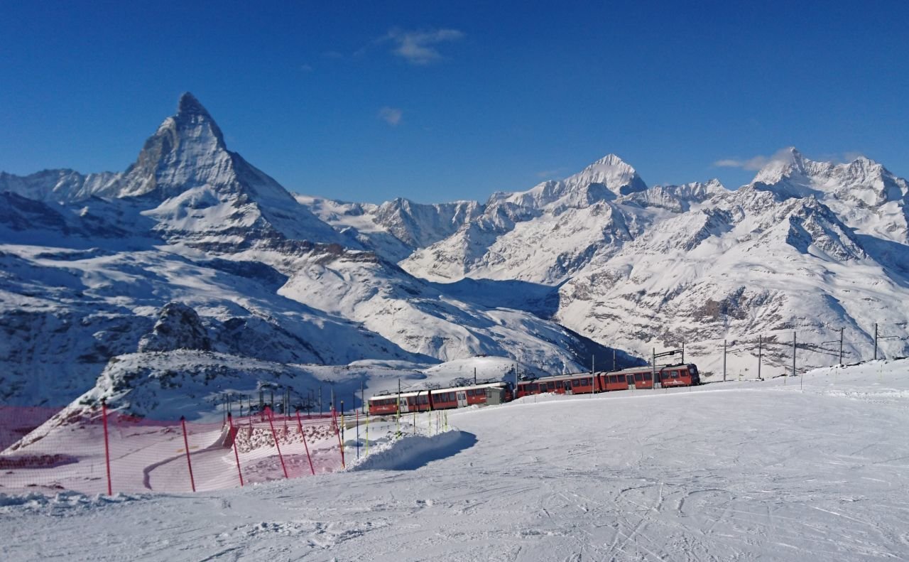 Jön fel a vonat a Gornergratra Zermatt irányából, 3089 méter.