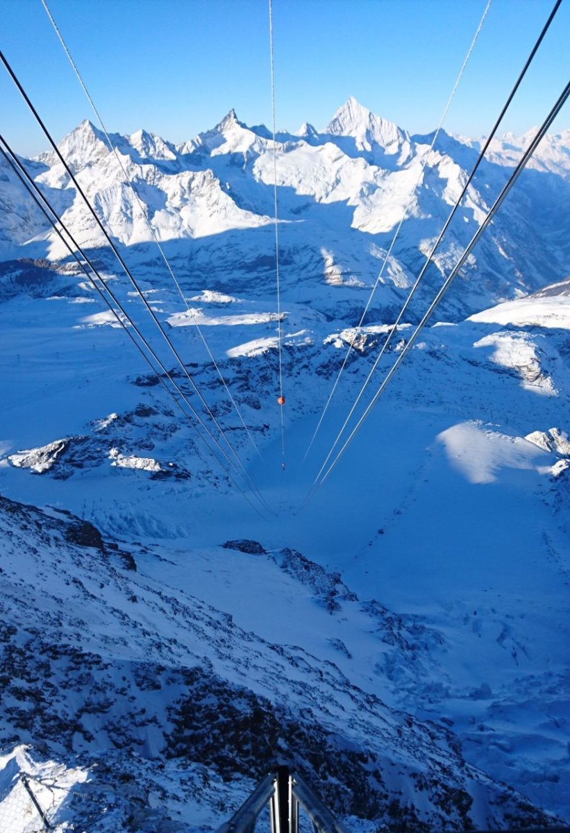 Kötélpálya a Klein Matterhonra, alul a Trockener Steg.