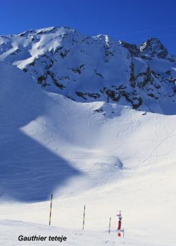 Tetőről jobbra kék, balra piros pályák