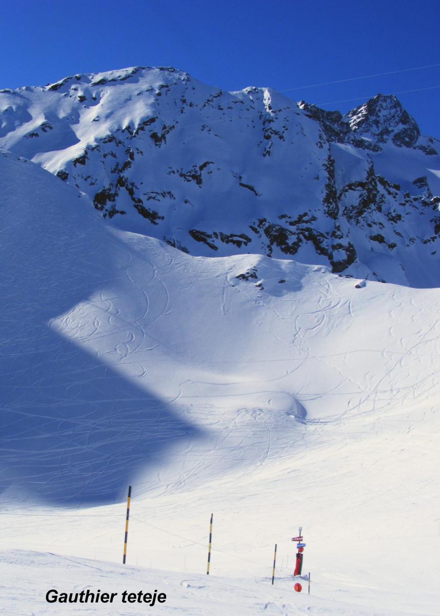 Tetőről jobbra kék, balra piros pályák