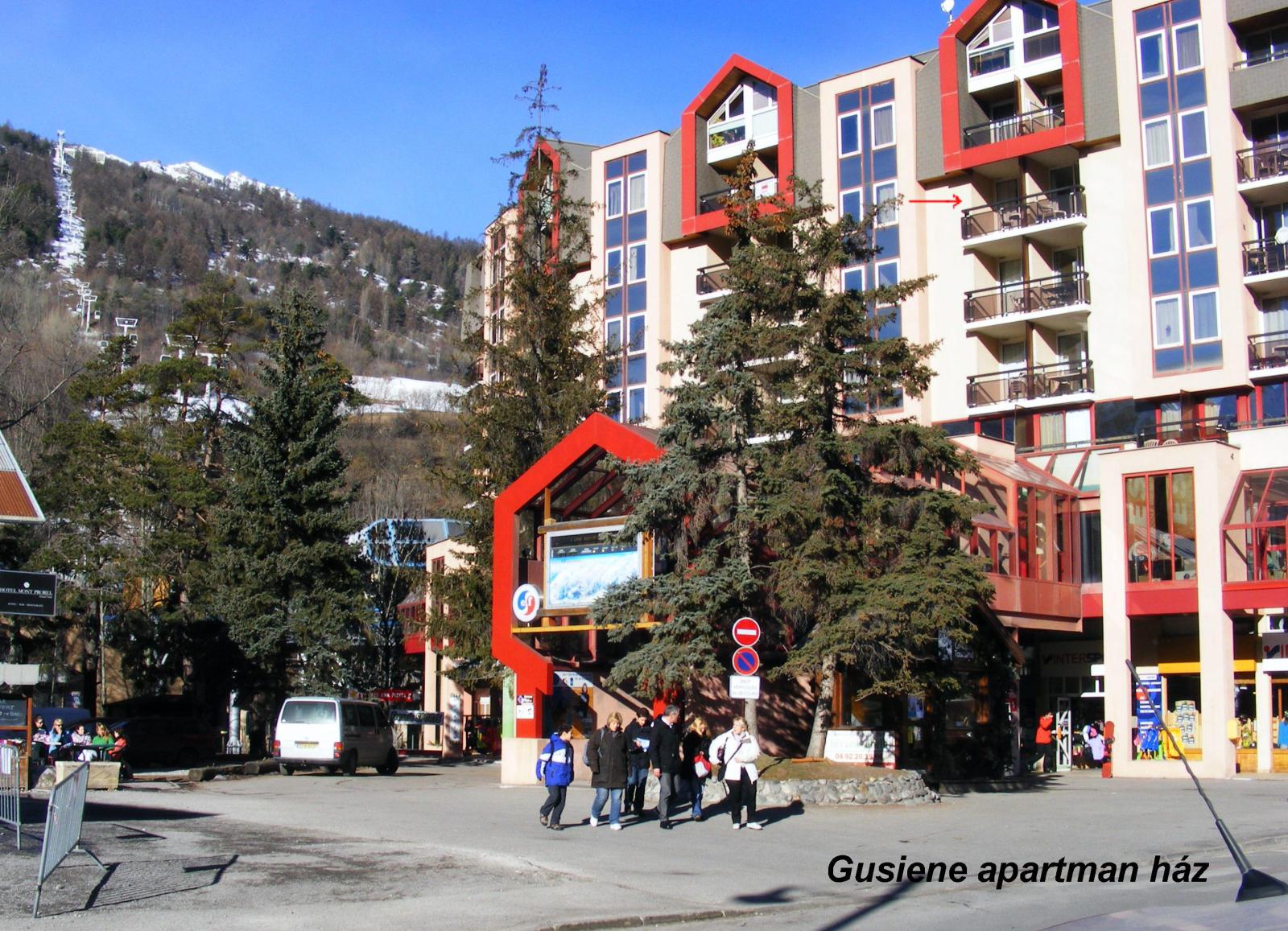 Apartman házunk. Balra a Prorel kabinos lift pályája.