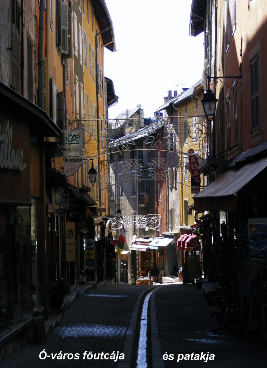 Betonvályúba terelt tiszta patakvíz