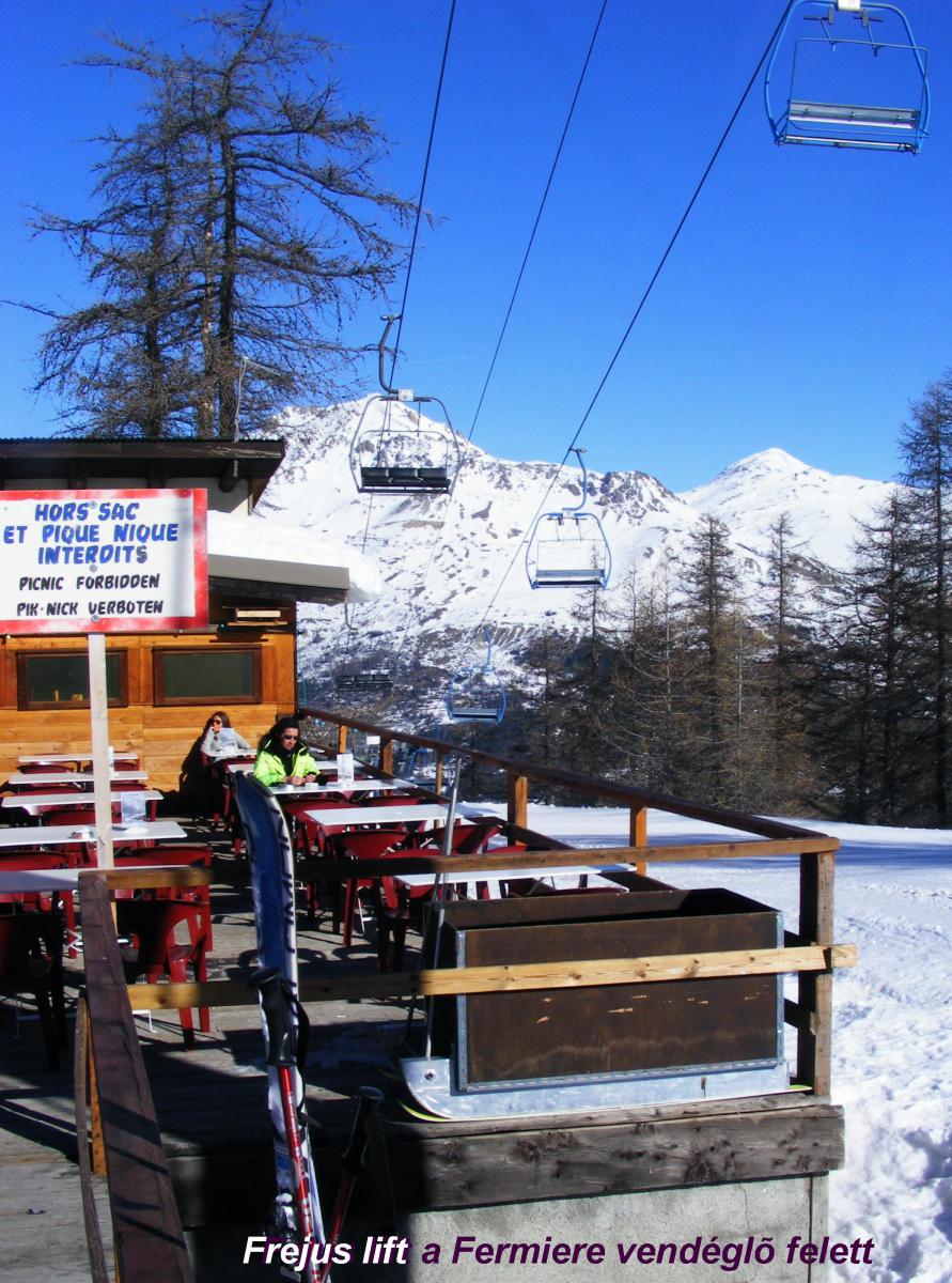 Frejus lift a vendéglő asztalai felett