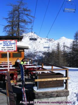 Frejus lift a vendéglő asztalai felett