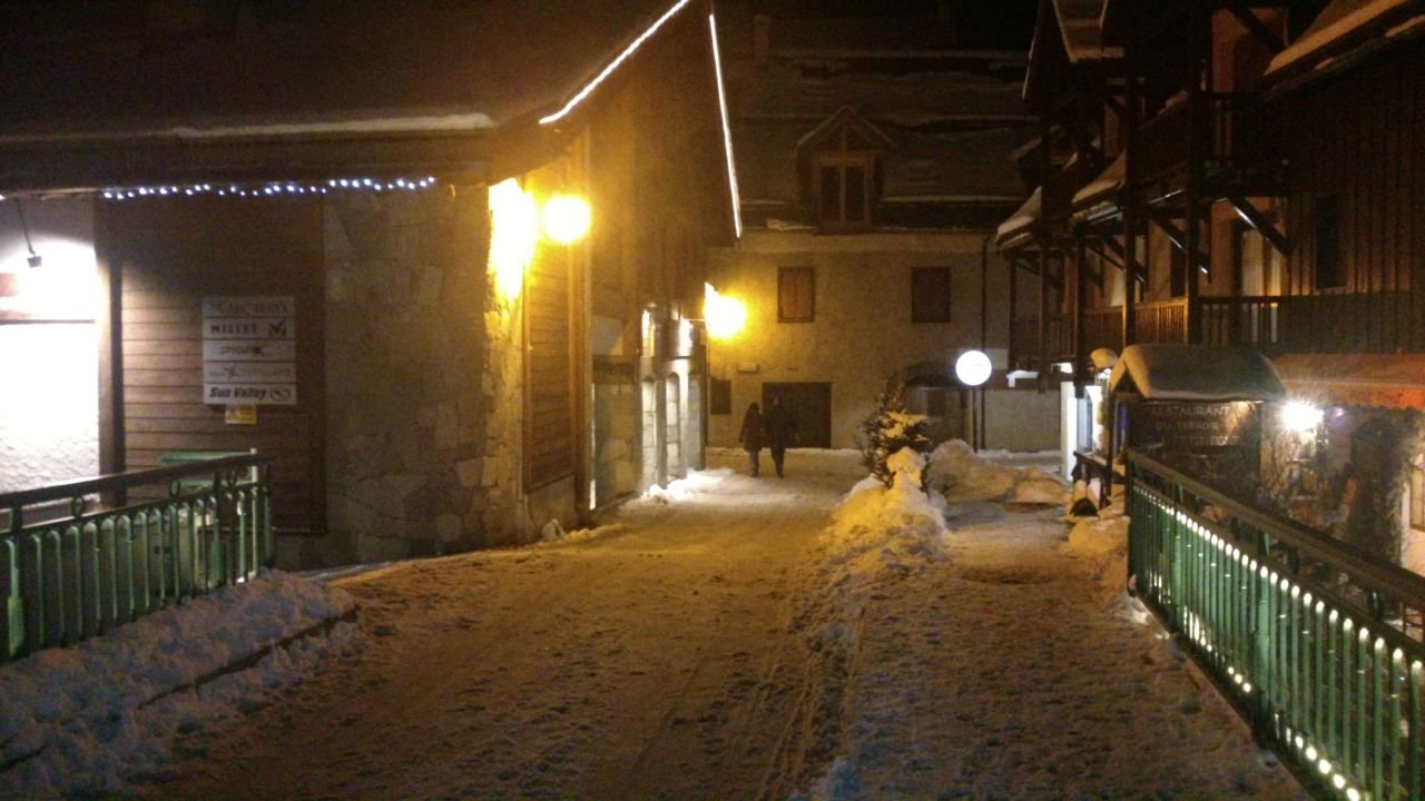 Villeneuve hangulatos része éjjel