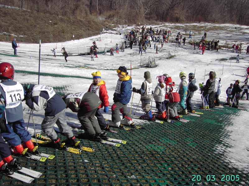 Gyermek síverseny a Budapest Síiskola műanyagpályáján - Kattints a képre a nagyításhoz