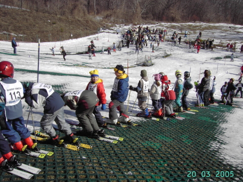 Gyermek síverseny a Budapest Síiskola műanyagpályáján