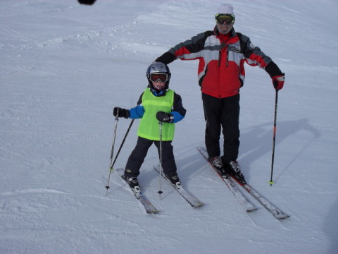 83 éves oktató tanítja az 5 éves kisfiút