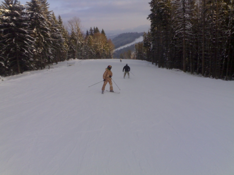 menet közben, az Ukrán háttal síel