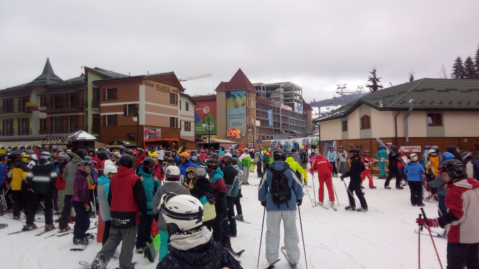 Mikor 5-kor megállnak a felvonók, s csak az esti síelés felvonói mennek hatalmas lett a tömeg.