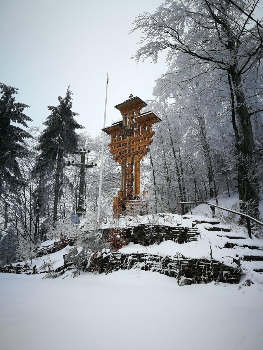 emlékmű a Nagybánya utáni szerpentínen