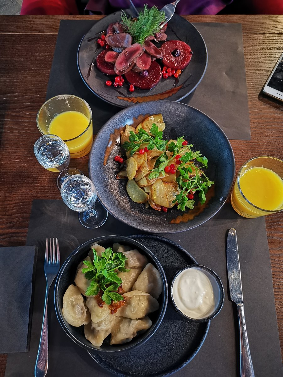 Húsos barátfüle és szarvashús borban főtt körtével