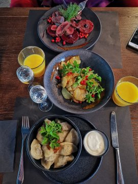 Húsos barátfüle és szarvashús borban főtt körtével