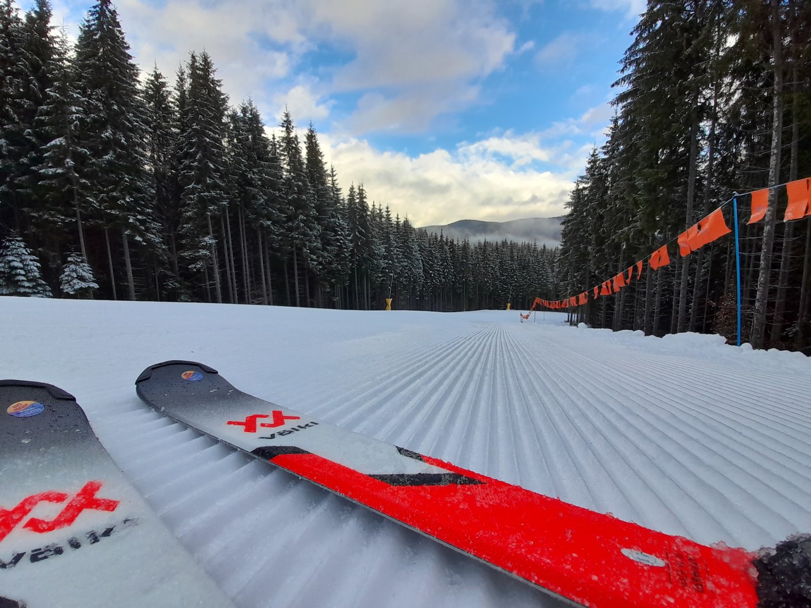 Szokásos, tökéletesre ratrakolt pályák. 