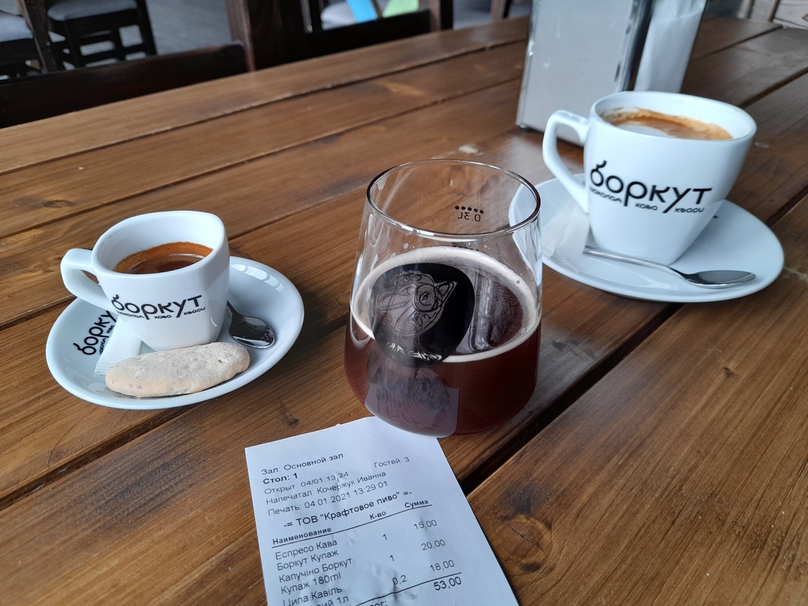 Itt még nem bukoveli árak vannak... Egy presszó, egy cappucino és egy pohár kézműves sör 600 forint. 