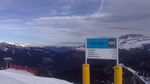 103-as fekete háttérben Madonnával