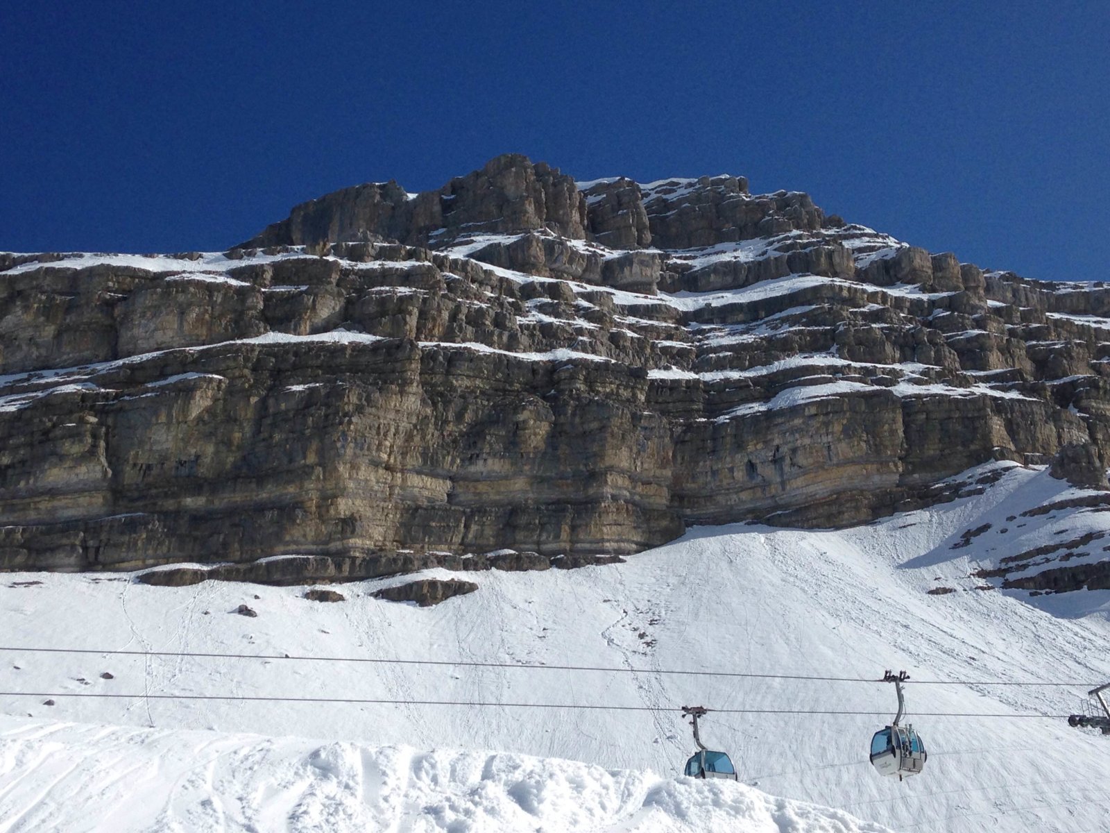 A Dolomitok sziklái mellett a kabinok is eltörpülnek