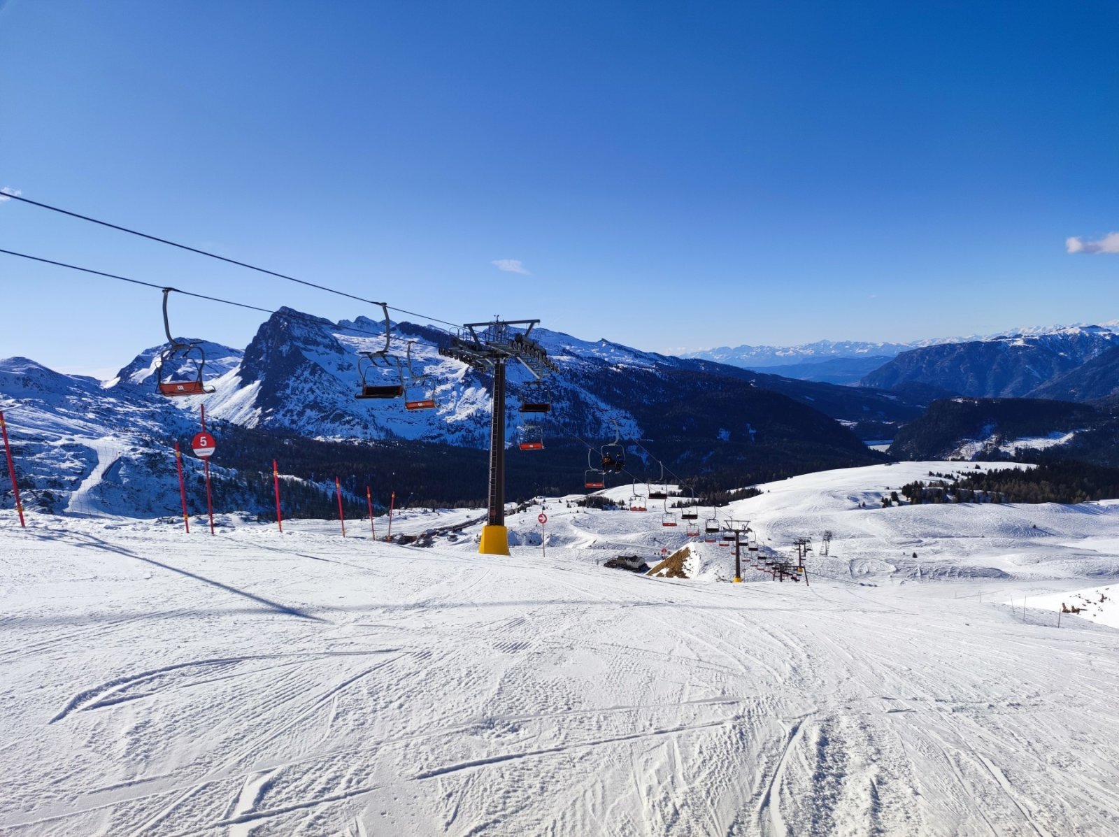 Passo Rolle, a 2-es felvonó és az 5-ös pálya