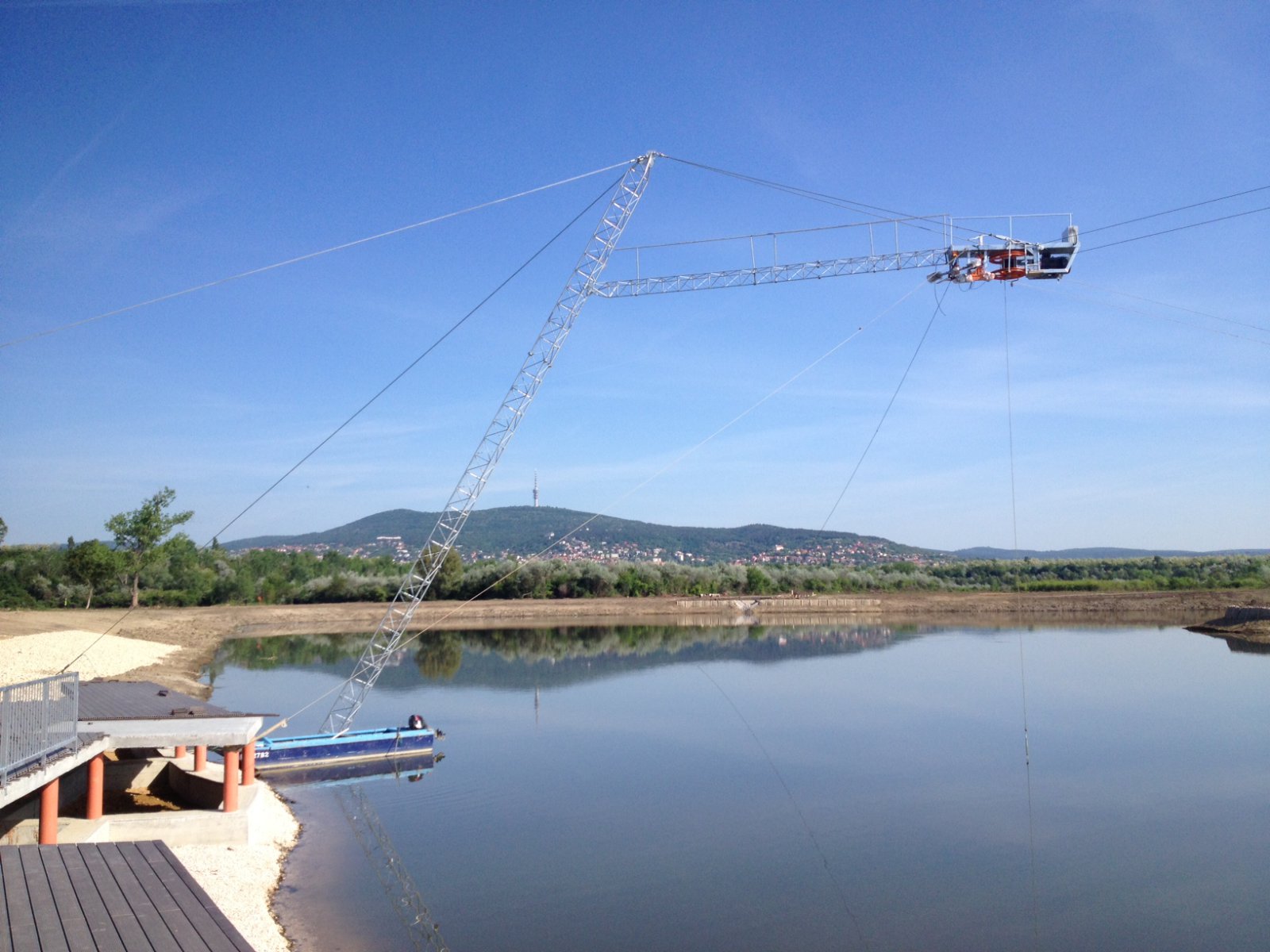 Egyes oszlop Mecsek háttérrel