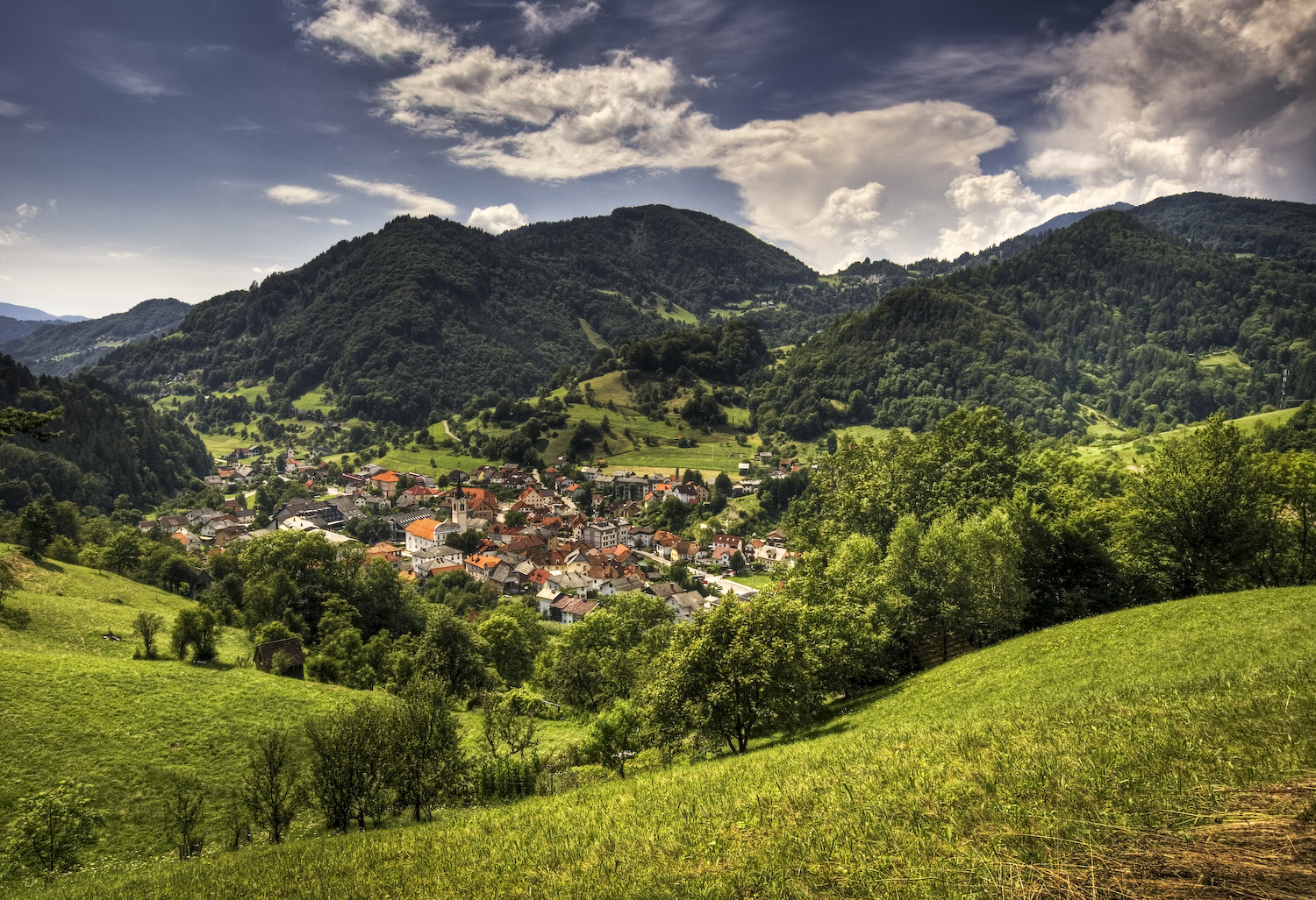 Cerkno-town.jpg