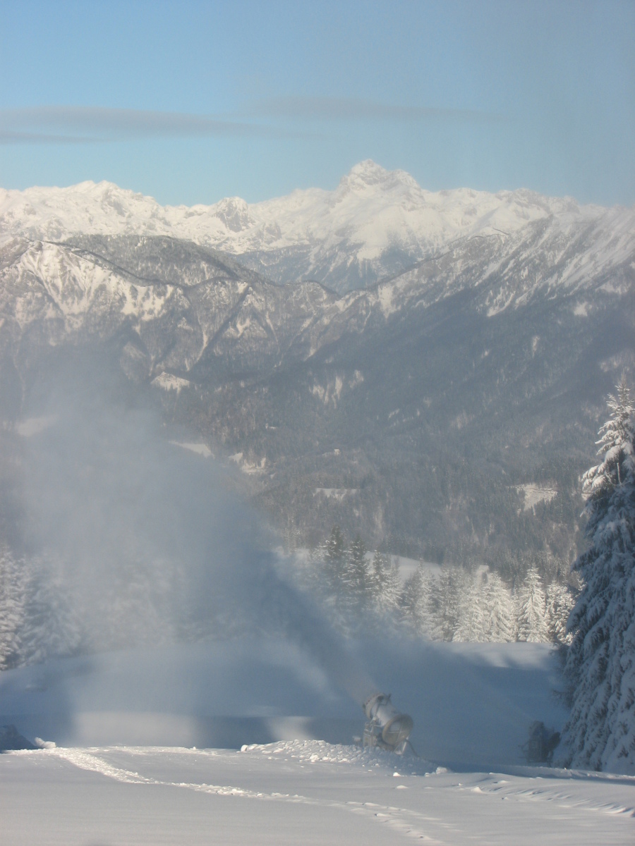 SCC-artificial-snow-Triglav-in-the-back.jpg