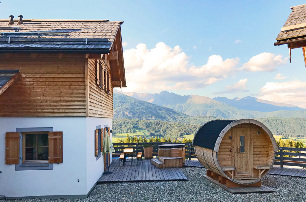 "FamilienZeit" hordószaunával és fadézsafürdővel