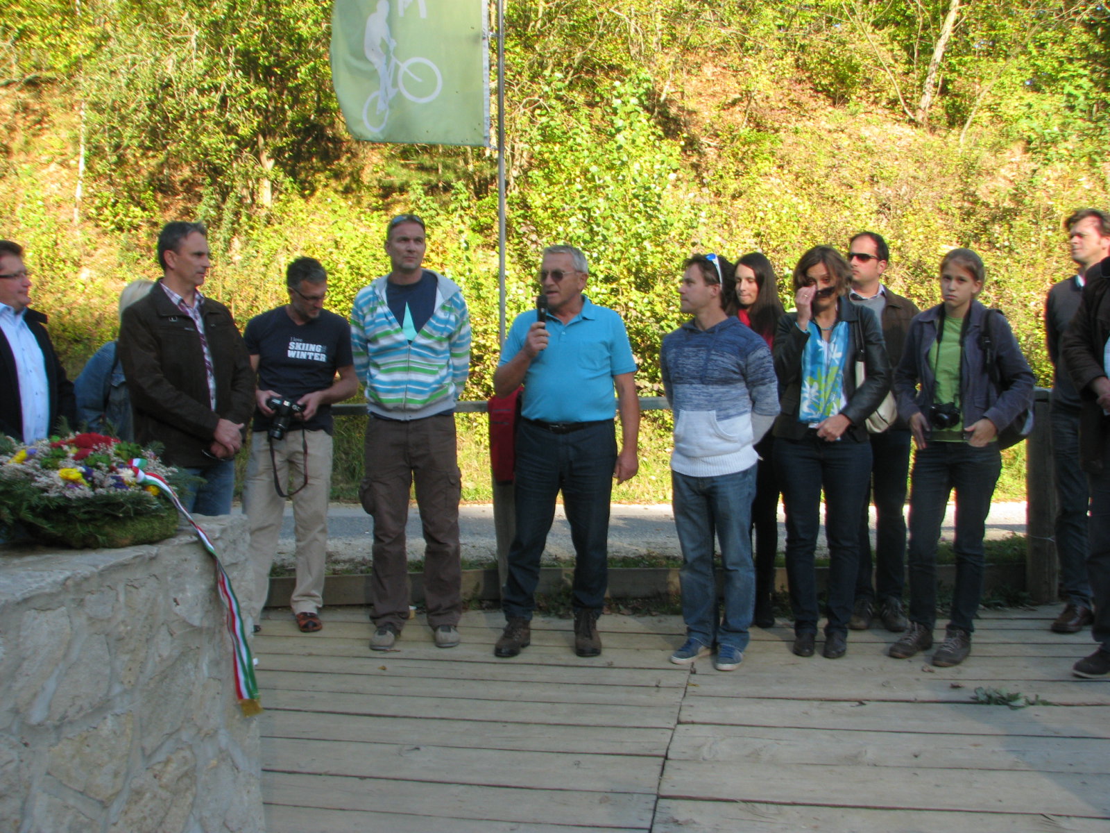 Hebling Vilmos mint házigazda üdvözli a megjelenteket