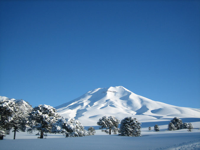 Délen vulkánokra épültek a sífelvonók - Fotó: Corralco Lodge - Kattints a képre a nagyításhoz