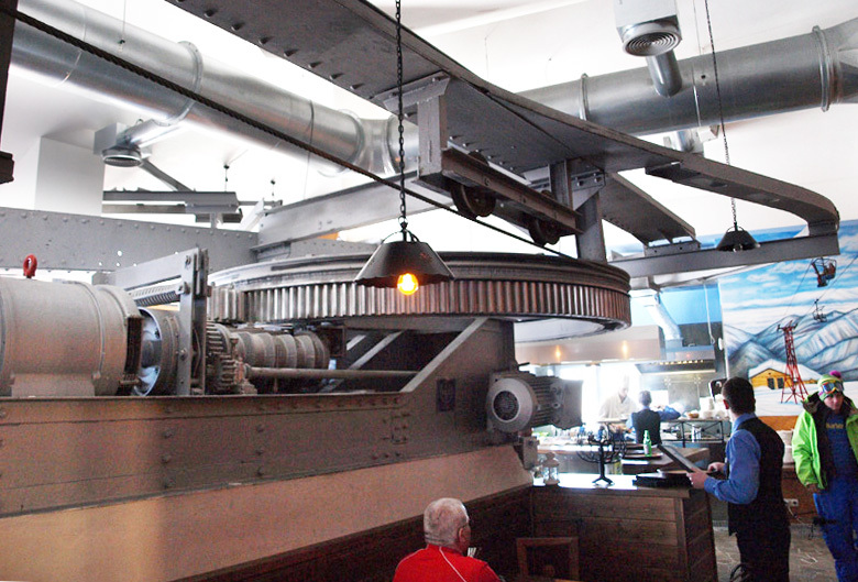 A jobb oldali képen látszik a régi Lukova lift: ebben még nem szemben ültek az utasok, hanem oldalt a menetiránynak.