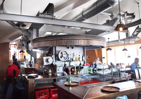 Gyönyörűen felújították a Luková állomást is, ahol helyet kapott egy múzeum-étterem, amelyet a csúcsra menő oldalülős lift alsó állomásából alakítottak ki. Megtartották az eredeti mechanikát, ahogy az 40 éven keresztül kiszolgálta a síelőket.