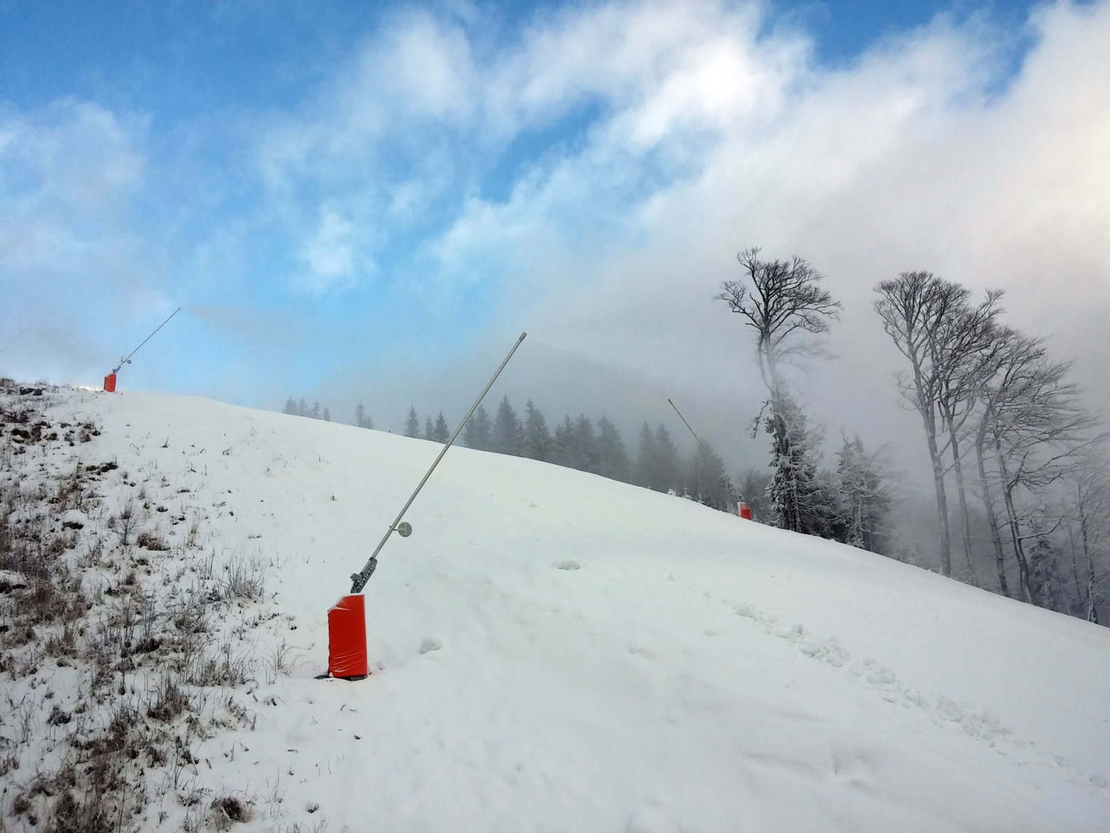 Egész nap működtek a hóágyúk