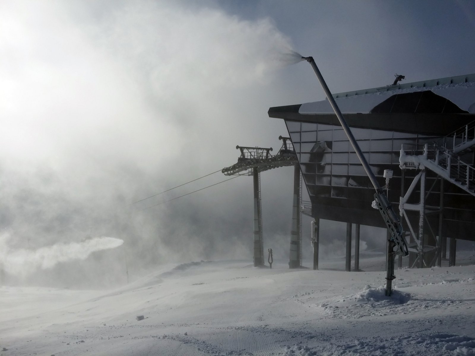 A csúcson viharos szél fújt, ennek ellenére hóágyúztak a vakvilágba.