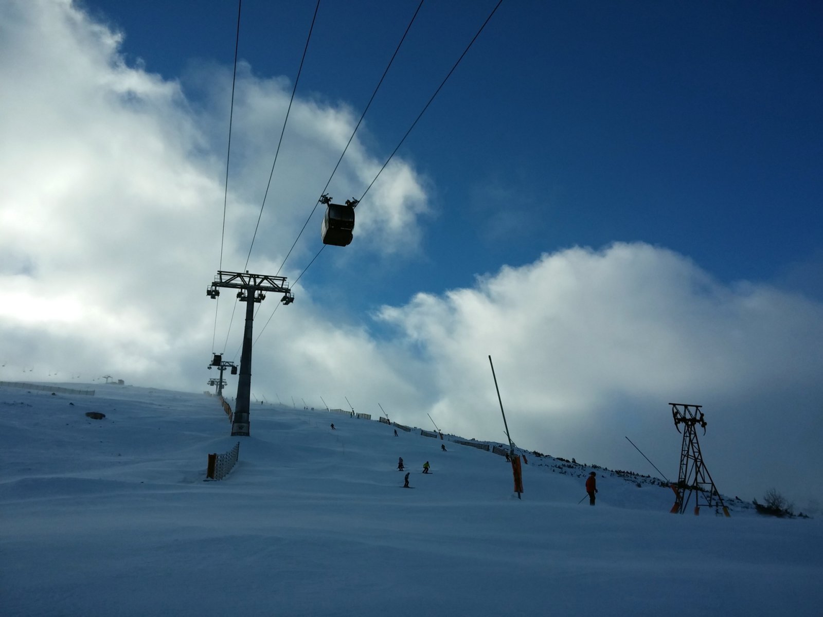 Északi oldal, a csúcsról lejövő pálya meglepően jó volt (délelőtt)