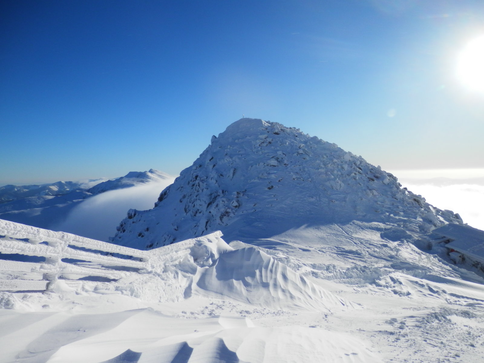 A csúcs mögötti nyeregben már átbukik