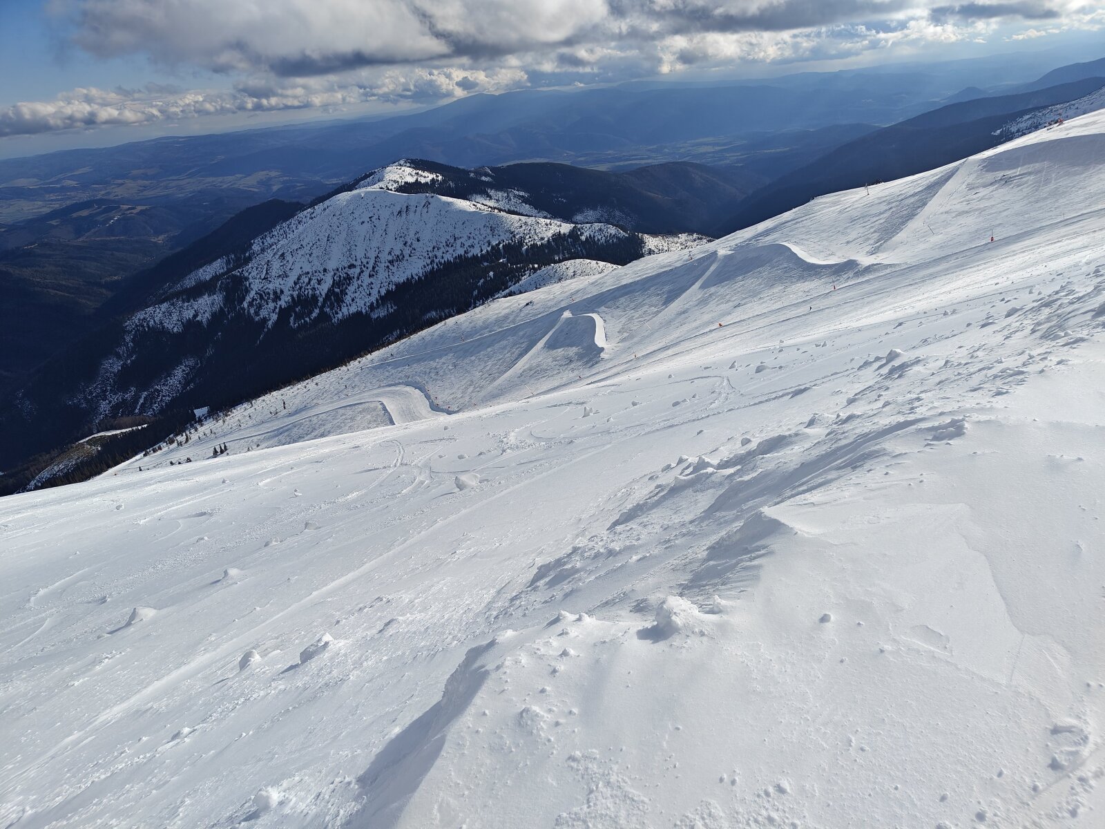 Chopok-dél, délután 16:10-kor, még utoljára megsütötte a Nap a lejtőt. A képen a 34c pálya és részben a 35-ös, közvetlenül a Derese-csúcs alatt.