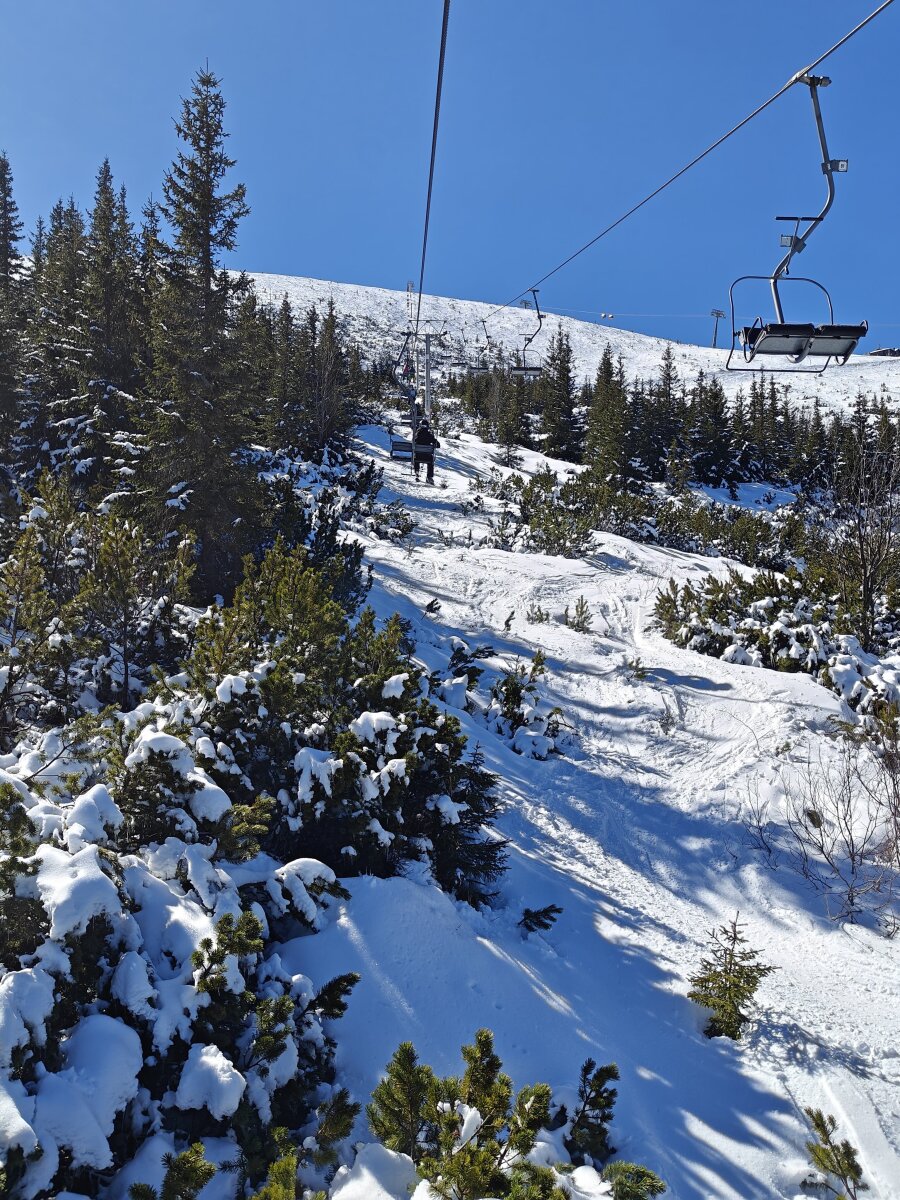 Időutazás. B7-es felvonóval fel Konsky Grünre. Ez a felvonó 2002-ben is ugyanilyen volt, sőt, erős a gyanúm, hogy 1982-ben is, mert kb akkori korú. :)