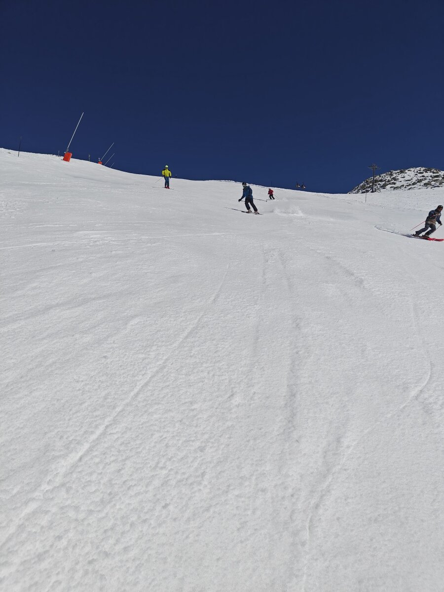 33a fekete pálya késő délután pénteken, már látszik, hogy kásásodik a hó.
