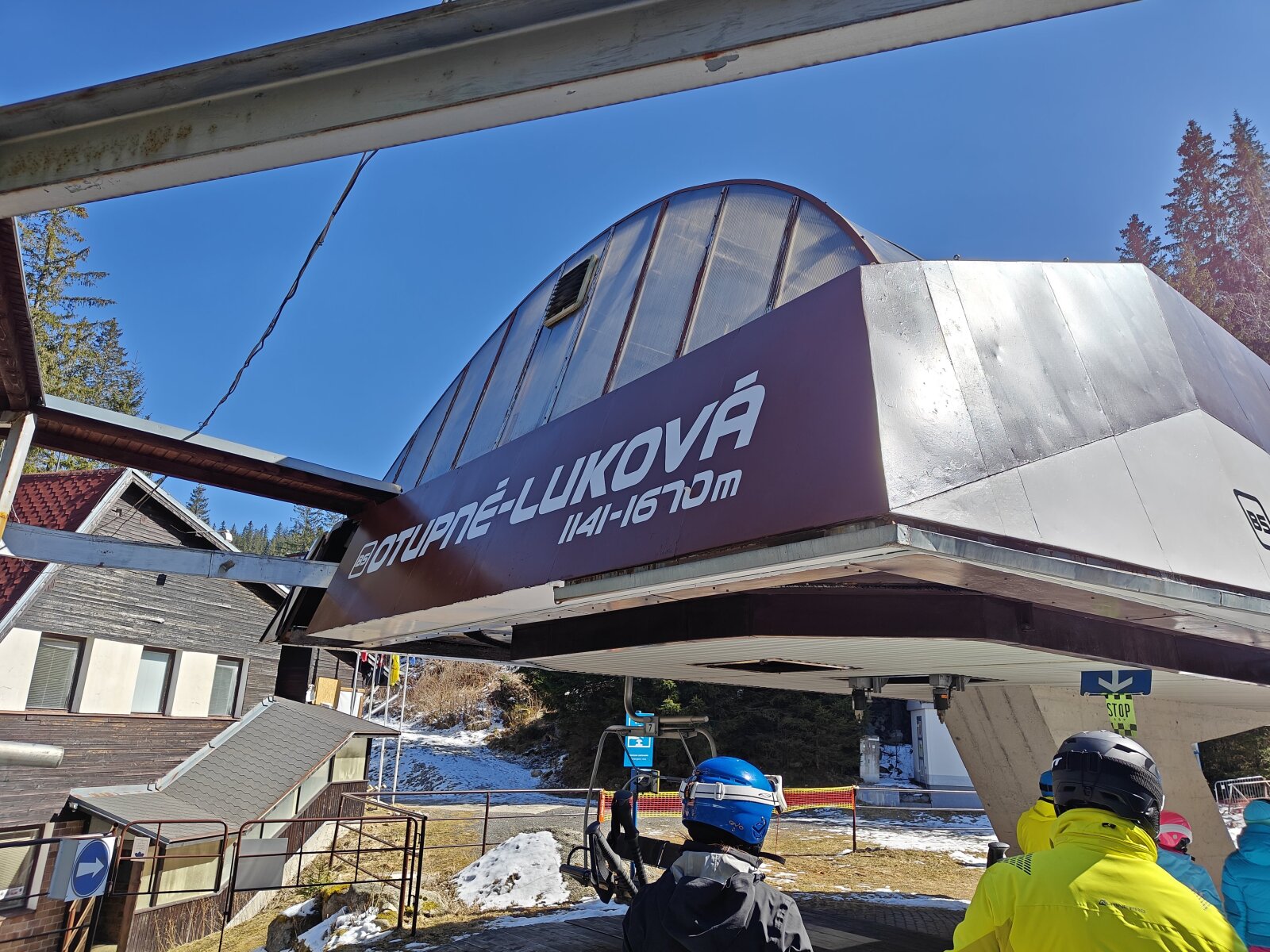 Szintén időutazás. A B5-ös felvonó, amin utoljára 2004 februárjában volt alkalmam ülni. Semmit se változott, kb. 1989-es állapotok. :)