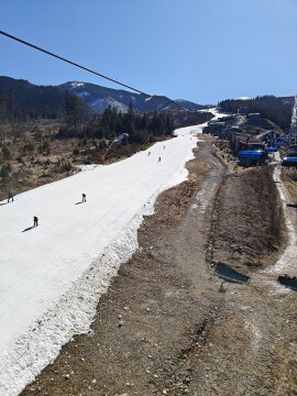 Luckynál. Látszik a kemény hóágyús alap.