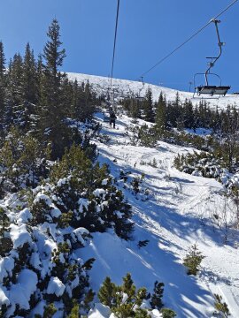 Időutazás. B7-es felvonóval fel Konsky Grünre. Ez a felvonó 2002-ben is ugyanilyen volt, sőt, erős a gyanúm, hogy 1982-ben is, mert kb akkori korú. :)