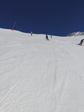 33a fekete pálya késő délután pénteken, már látszik, hogy kásásodik a hó.